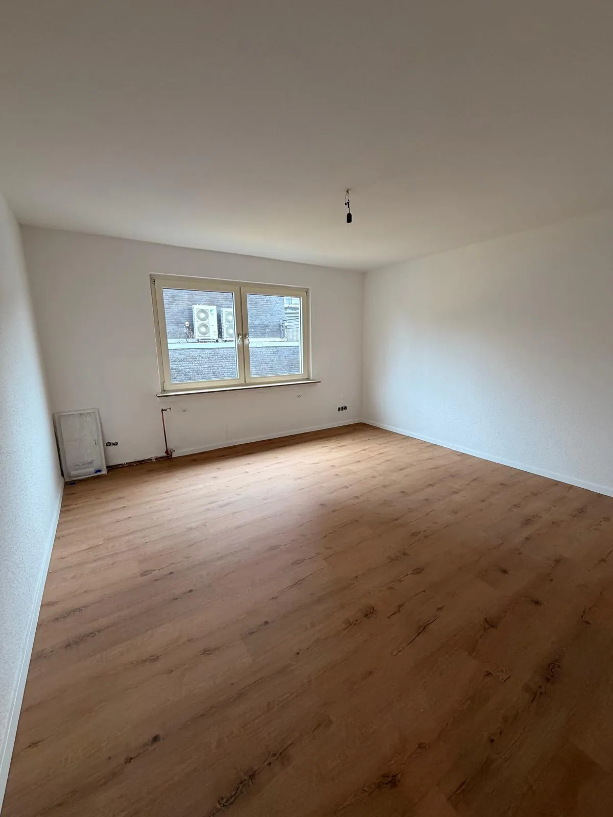 Renoviertes Zimmer mit neuem Vinylboden